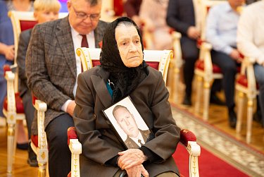 Евгений Солнцев вручил оренбуржцам государственные награды 